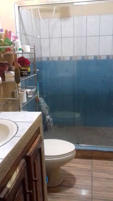 El baño es grande y cómodo