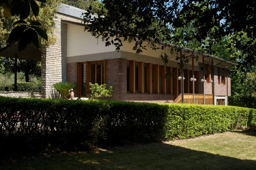 Panoramica della casa con giardino circostante