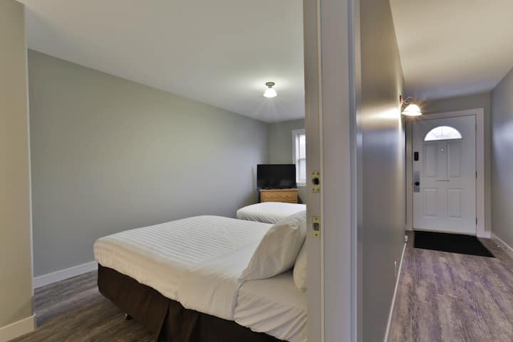 Втора спална соба со брачен кревет и единечен кревет. Спалната соба има сопствена бања.