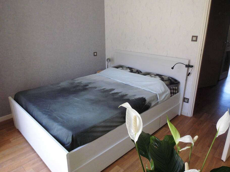 La chambre, avec son matelas 140x190 ferme surmonté d'un surmatelas plus mou et à mémoire de forme. Oreillers à mémoire de forme. Achetés en juillet 2016 !