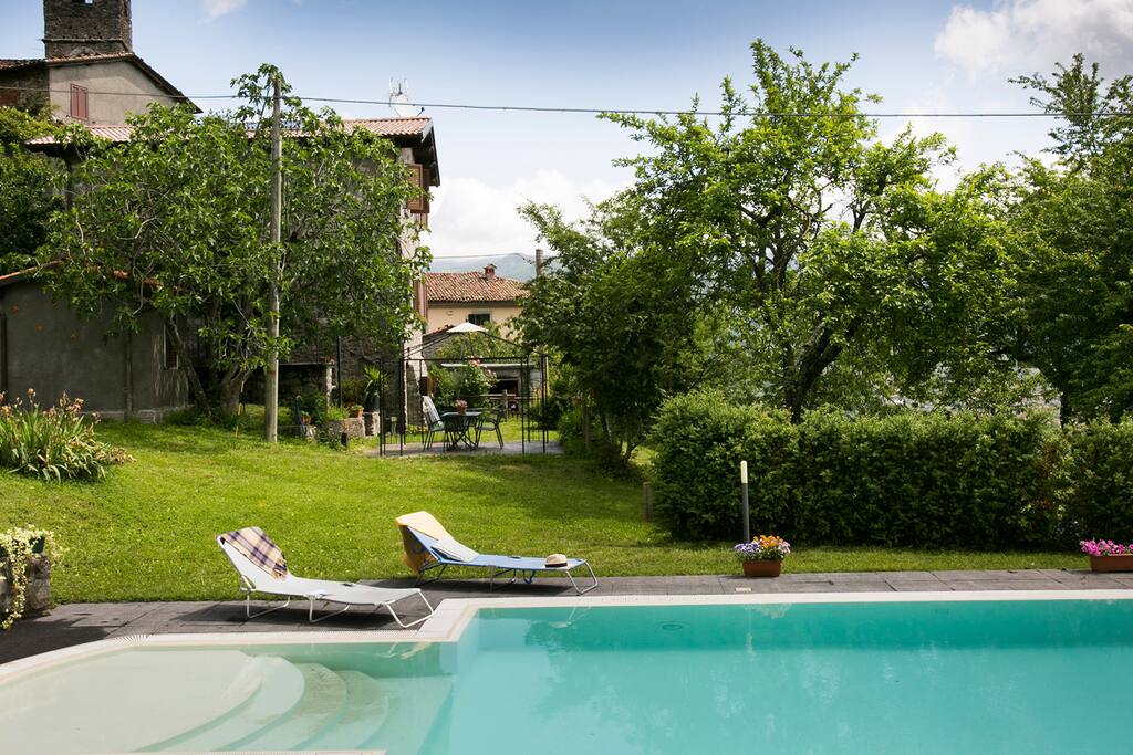Graduated steps into pool mean easy access