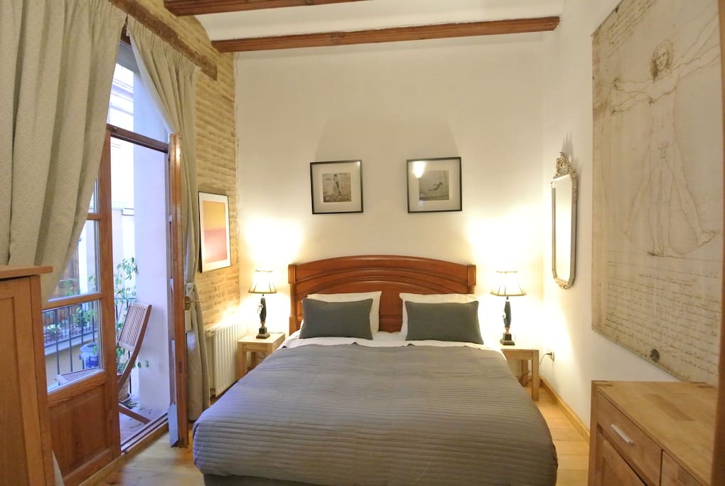 Wonderful bedroom with >30cm thick mattresses, large balcony, high ceilings with original beams... Kingsize bed or 2 singles