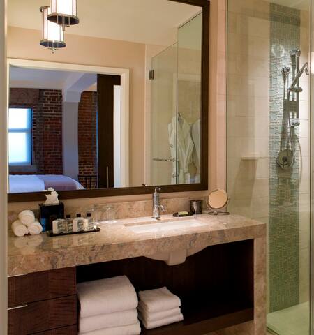 3-bedroom Luxury Condo with two free valet spots gallery image 4