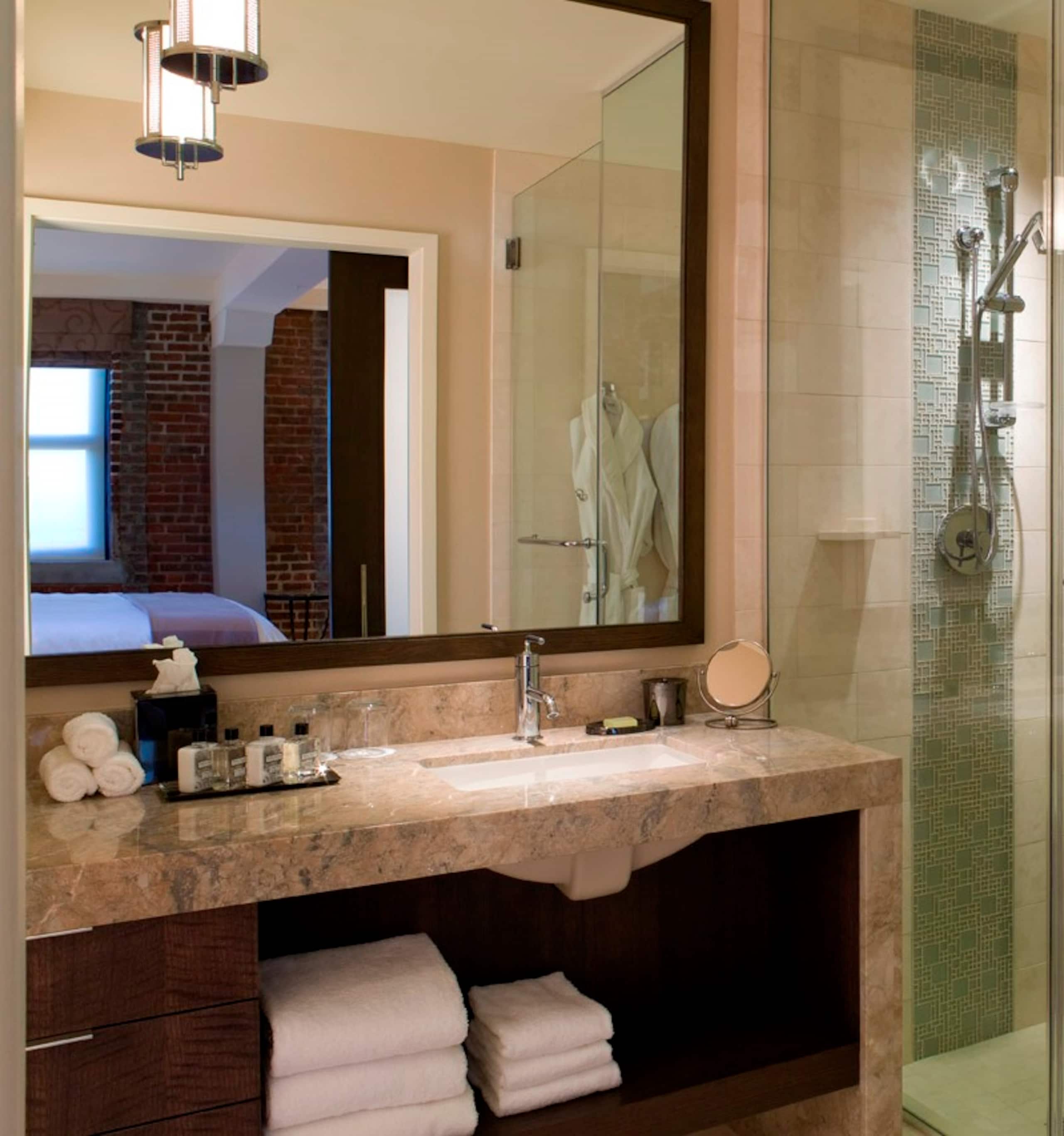 Condo in San Francisco · ★4.92 · 2 bedrooms · 3 beds · 2 baths - Image 4