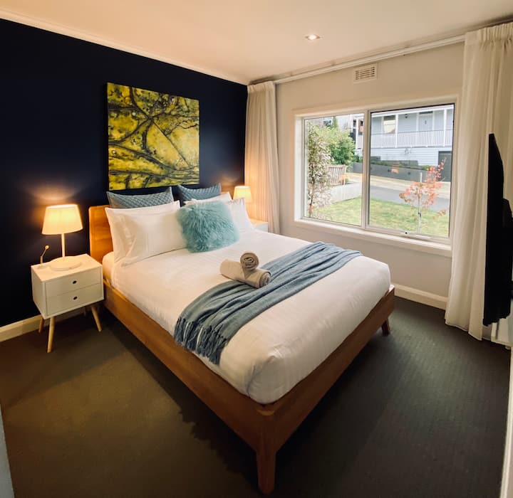 1号卧室配有舒适的标准双人床和智能电视