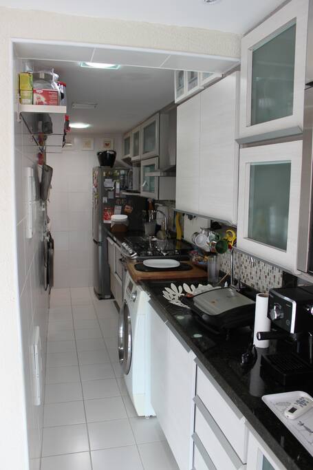 Cozinha com máquina de lavar e secar roupas