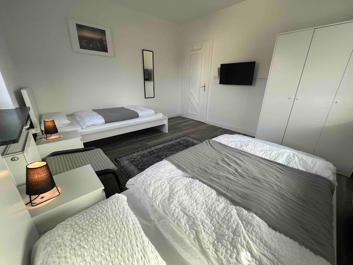 Dhomë gjumi në dollap 3  me televizor inteligjent/ 2 krevate tek