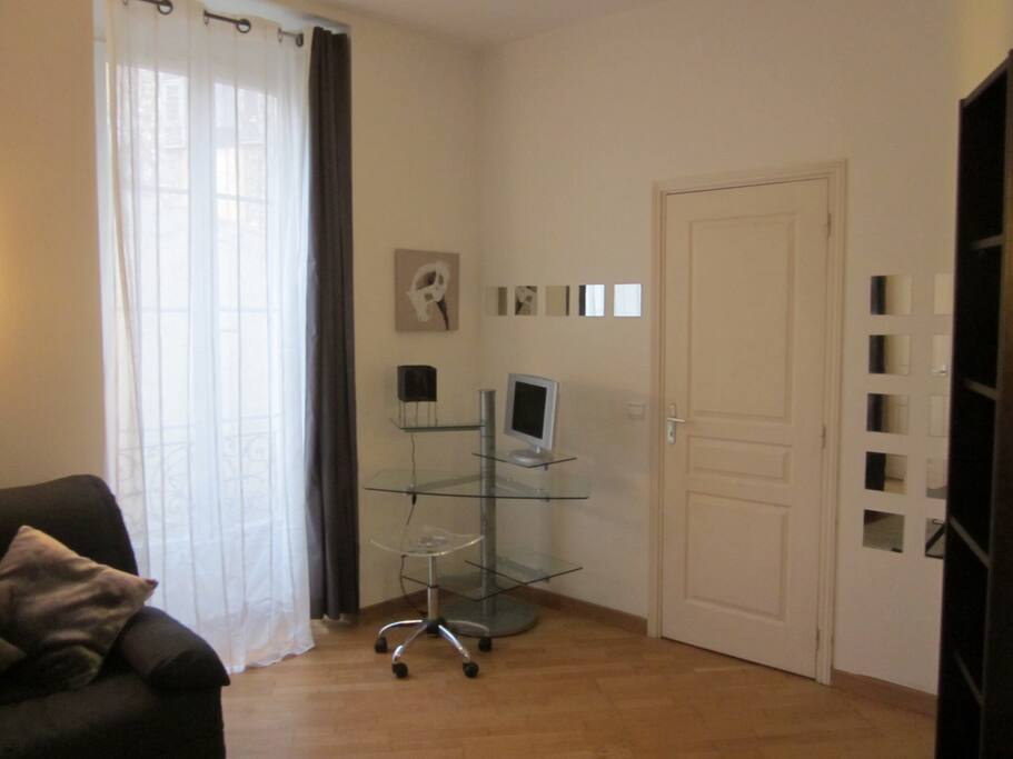 Coin burea, porte salle de bain