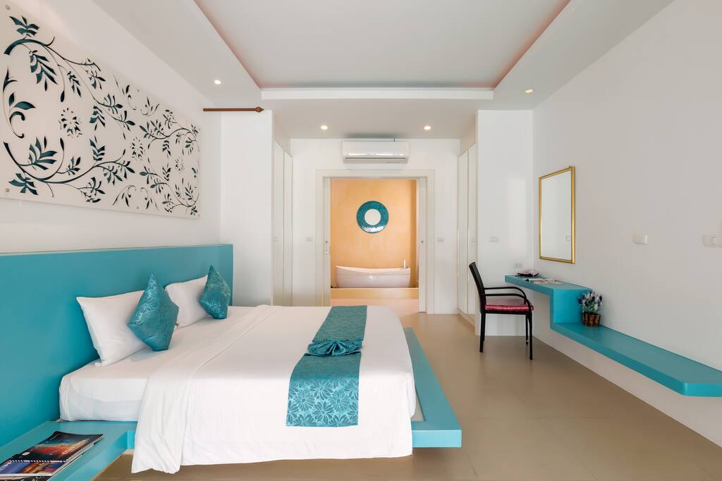 Partial Seaview Pool Suite - Bedroom