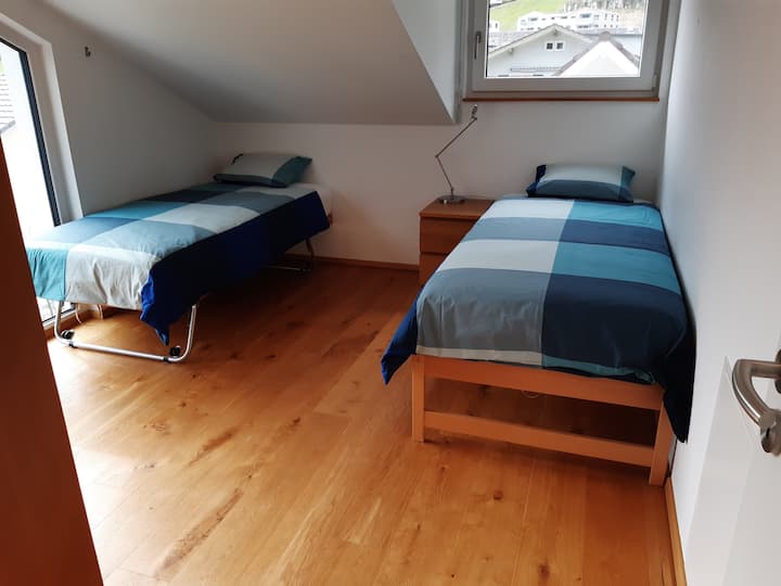 druhá spálňa s dvoma samostatnými lôžkami (najvyššie poschodie)