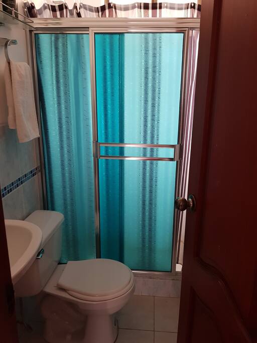 El baño es compartido entre las 2 unicas habitaciones.