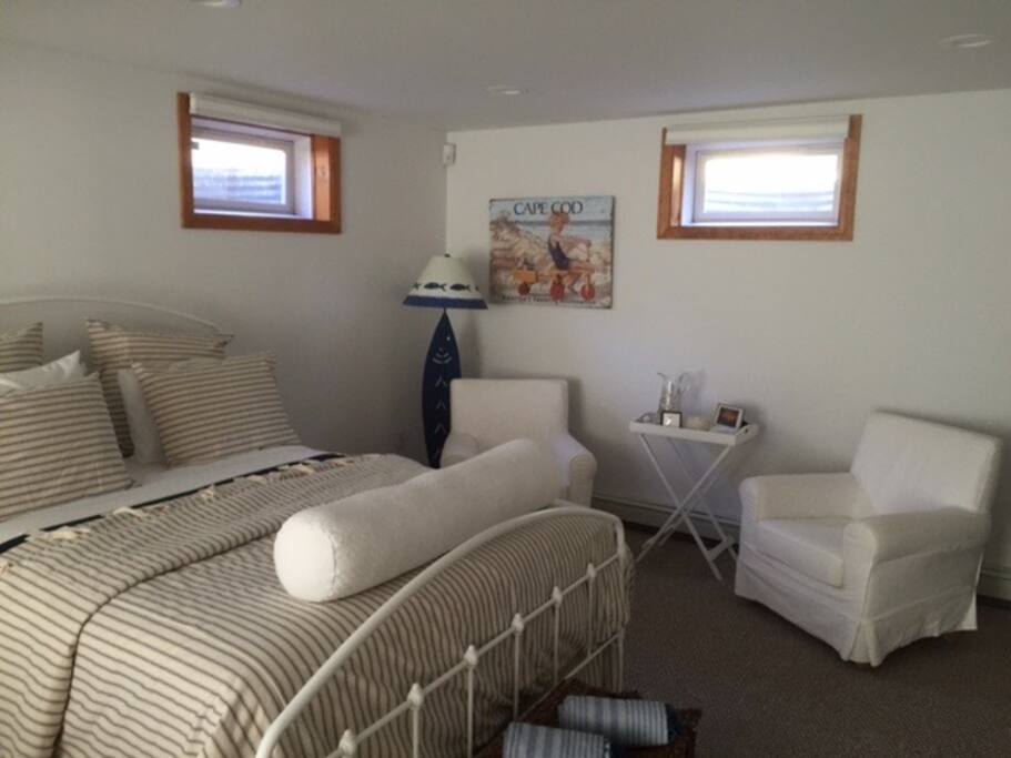 New bed, mattress, linen. Tasteful, restful room. Ideal for reading.