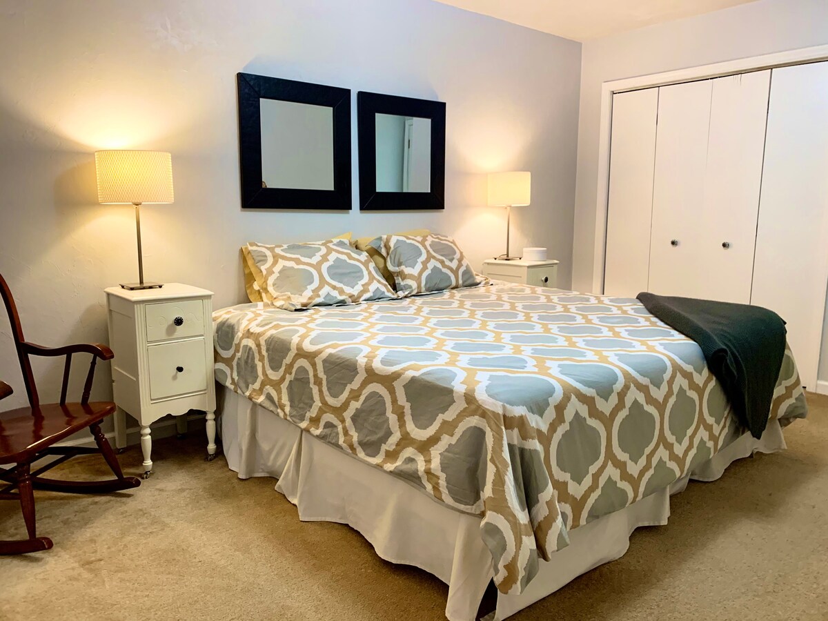 غرفة نوم تضم سرير كينج