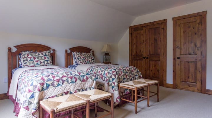 Საძინებელი №6. ორი ორადგილიანი საწოლი, მეორე სართული.