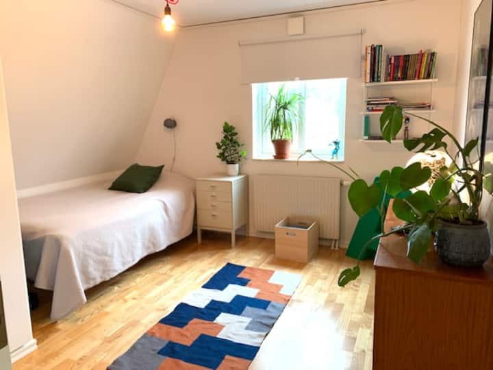 
חדר שינה עם מיטת יחיד וחלל למיטה נוספת