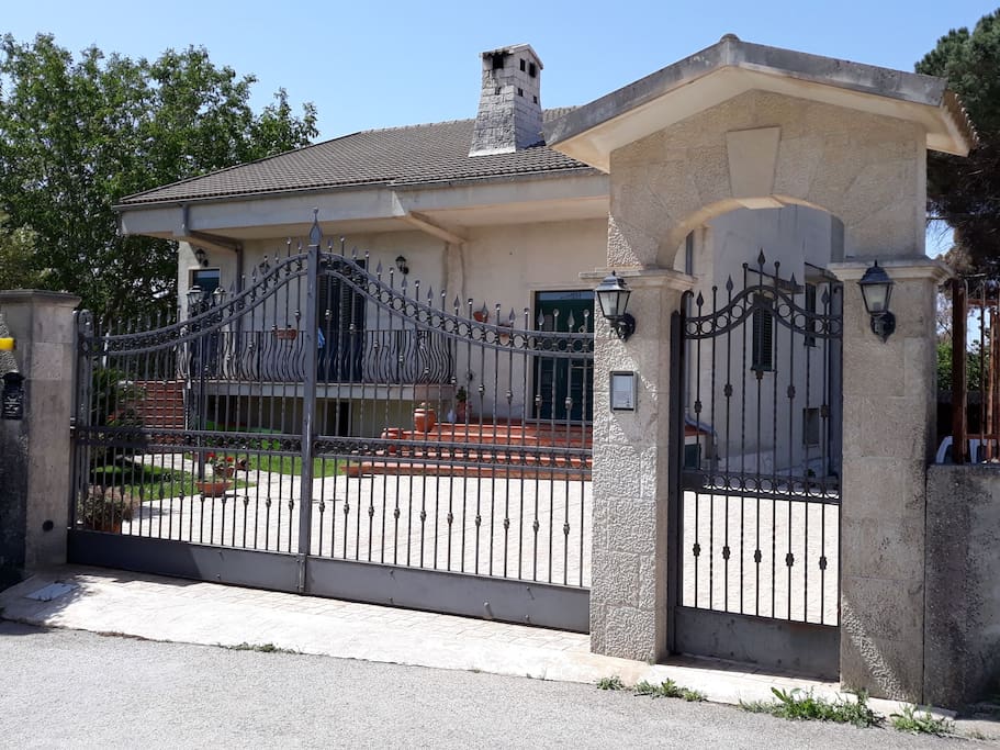 ingresso con parcheggio