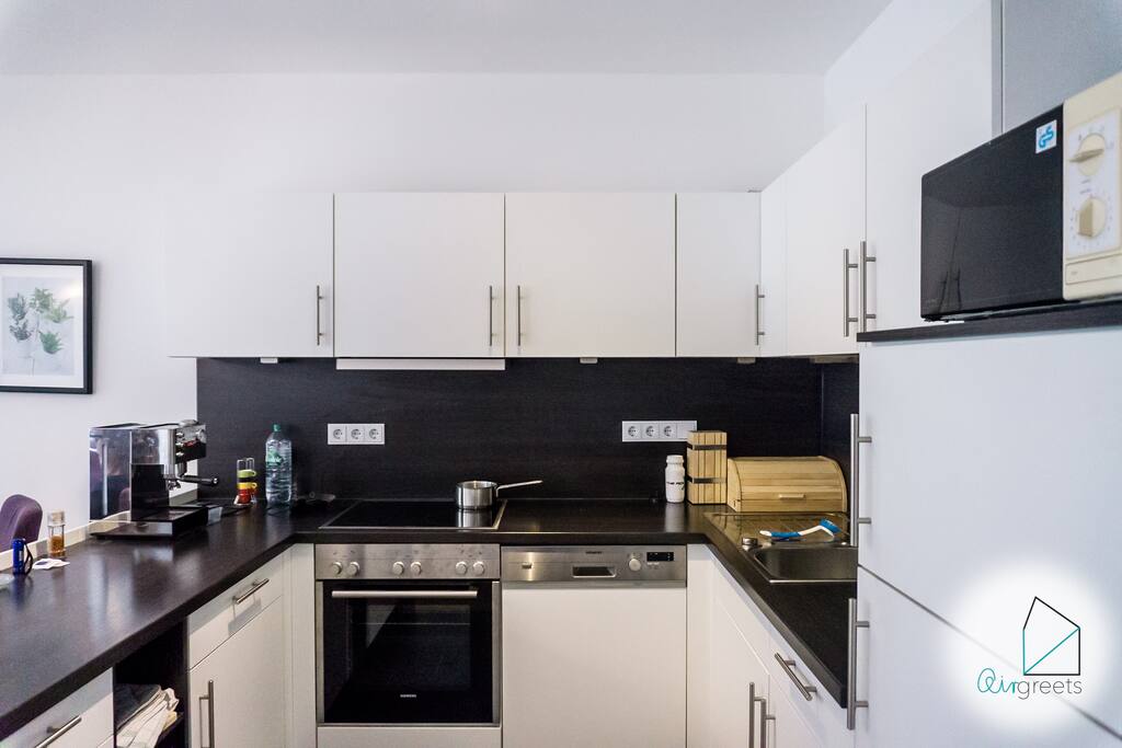 Enjoy cooking in the modern and fully equipped kitchen.