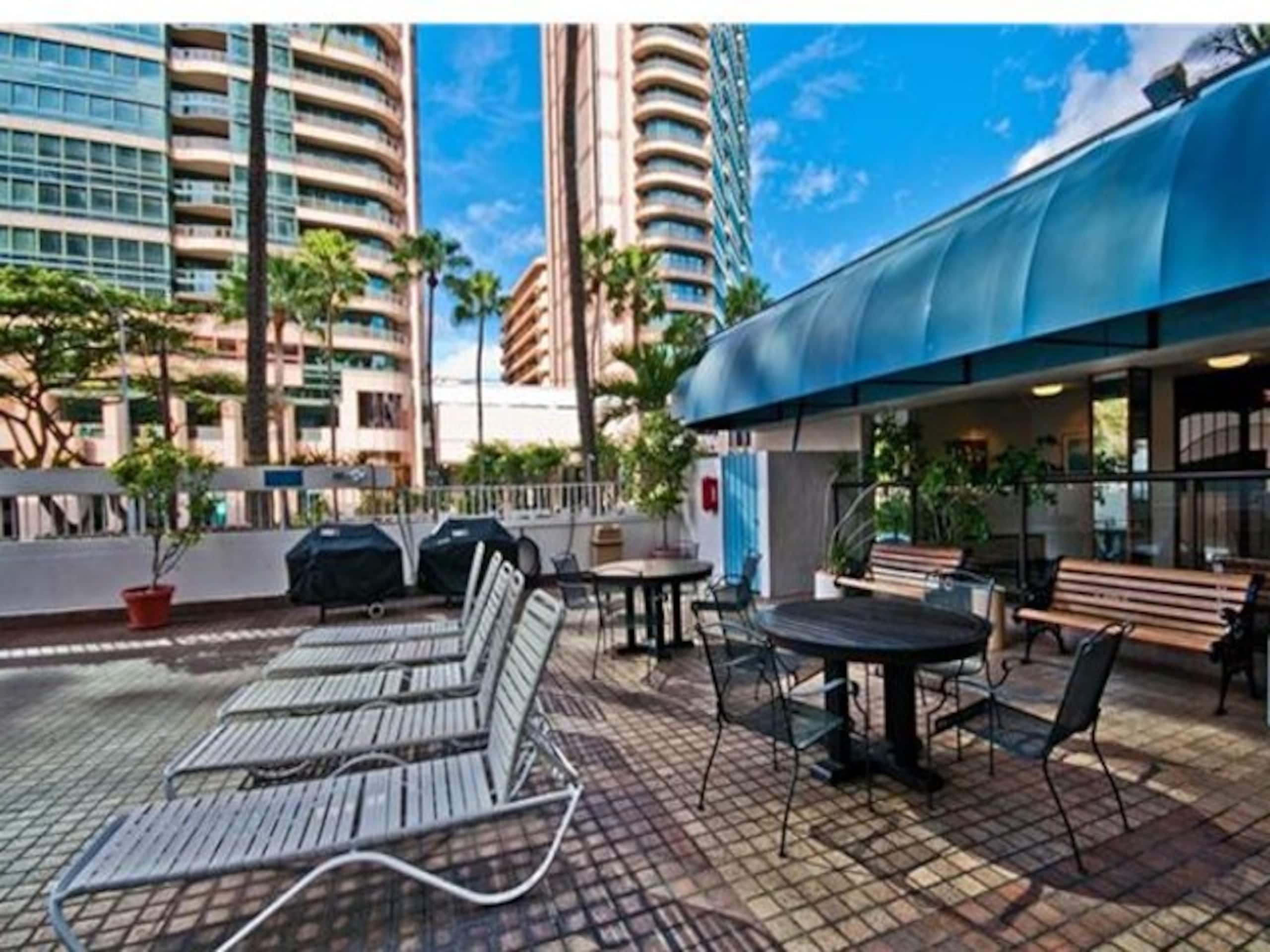 Waikiki 2 Bedroom Condo - Image 19