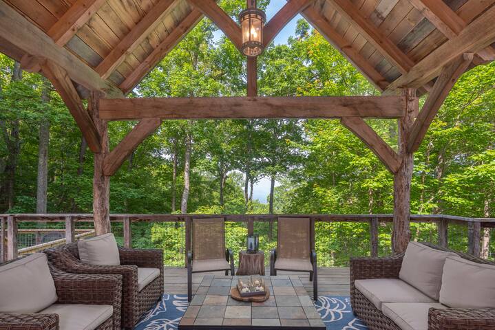 The Woodland House Mountain Retreat gallery image 2