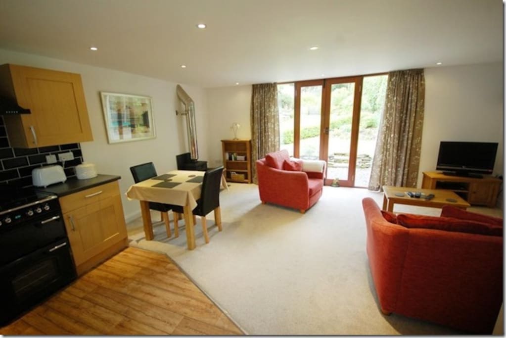 Open plan lounge/dining/kitchen