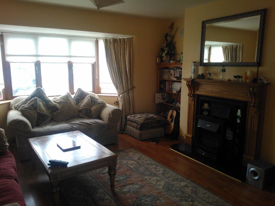 Warm, Comfy sitting room with Sky Tv