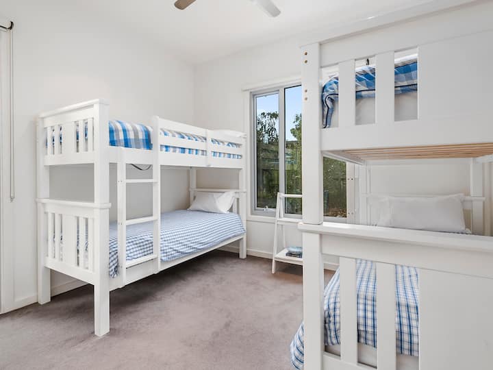El cuarto dormitorio ofrece espacio para un máximo de cuatro huéspedes con un juego de dos literas e ideal para niños.