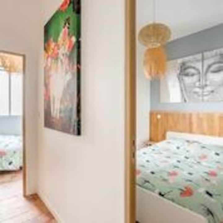 Dhomë gjumi në katin përdhes, me 2 dyer hyrëse dhe 2 krevate të ndara nga një ndarje e lëvizshme. 