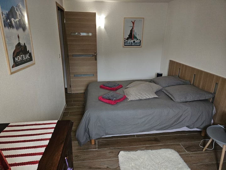 Großes Zimmer mit Doppelbett