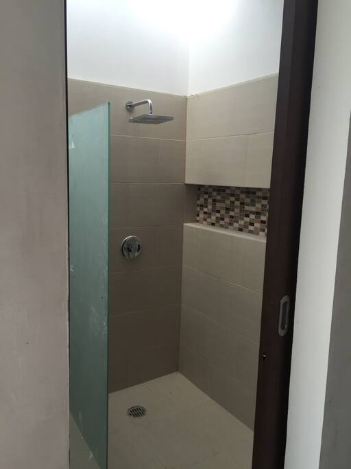 Baño completo en la habitación