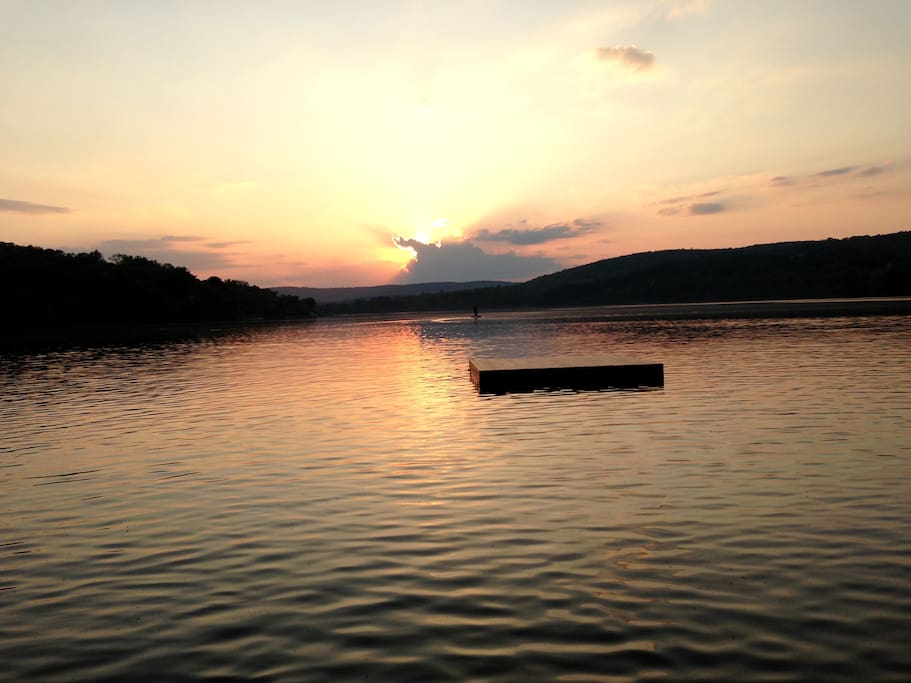 Best Sunsets on the Lake! Personal floating dock