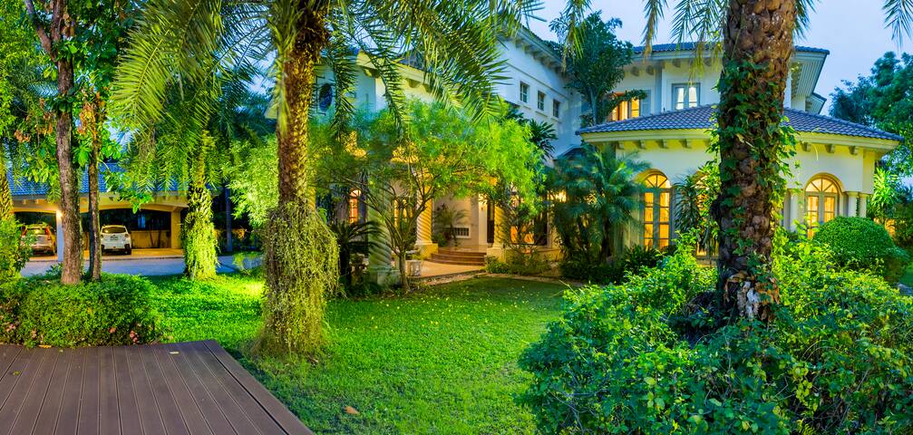 Luxury 7 Bed Rooms Swimming Pool near Sathorn road gallery image 3