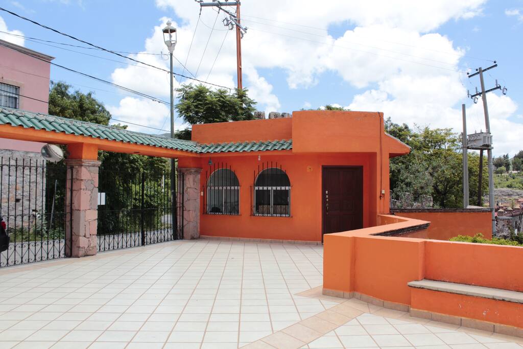 Amplia cochera privada