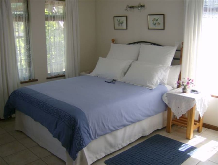 Bougainvillea suite with en-suite bathroom and adjoining room