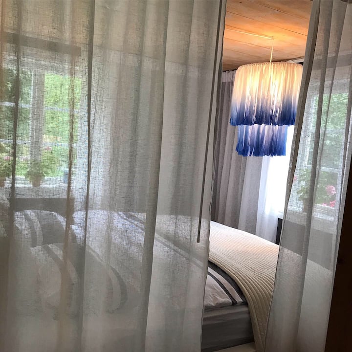 Shtroja e dhomës. Krevat dopio i madh. Shtroja dhe perde rreth krevatit që ofrojnë një ndjesi të butë dhe luksoze. Dritat e ndritshme të leximit që kontrollon nga krevati.