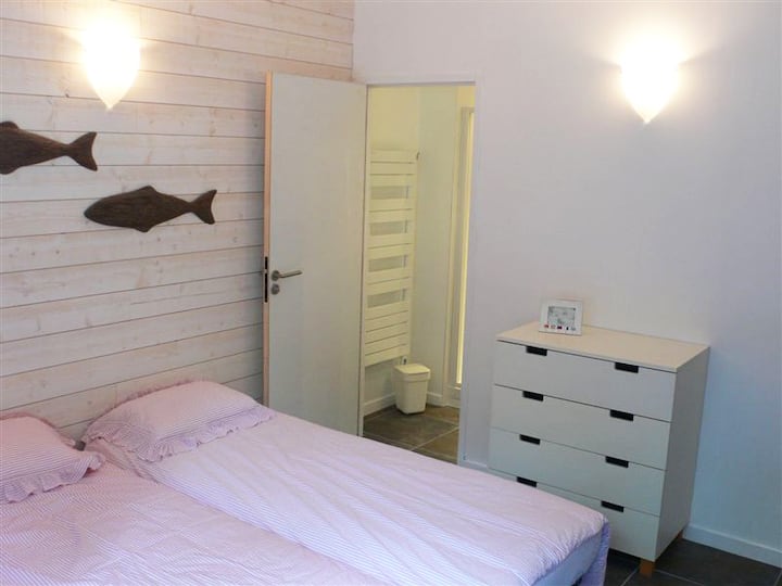 卧室2. 2号卧室位于淋浴间后门。淋浴间后门。