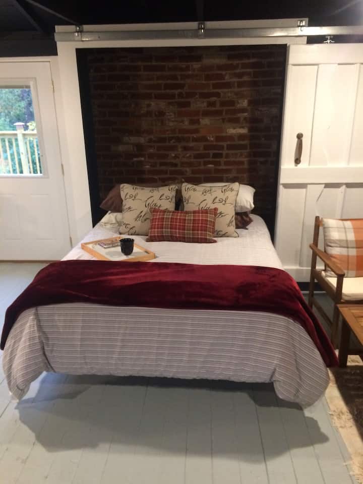 Enjoy Peaceful Sleep in this Beautiful Murphy Bed with a Luxury Memory Foam Queen Mattress. Snuggle in Soft linens, pillows & comforter while enjoying the fireplace & ROKU TV in bed. 
Queen size Air mattress or Futon couch available for extra guest