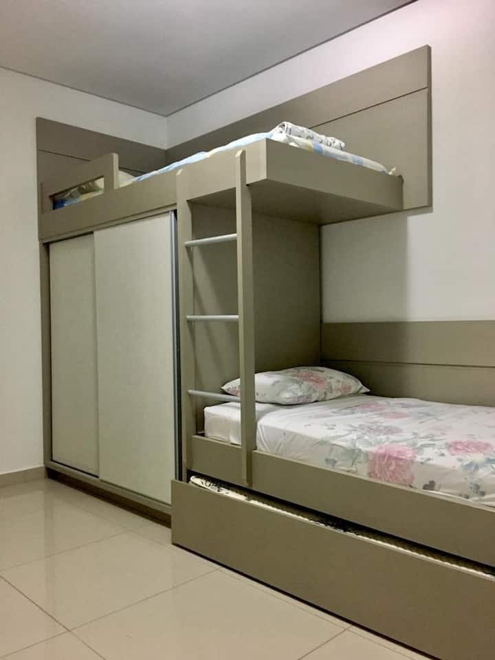 חדר עם טריליש ומיזוג אוויר