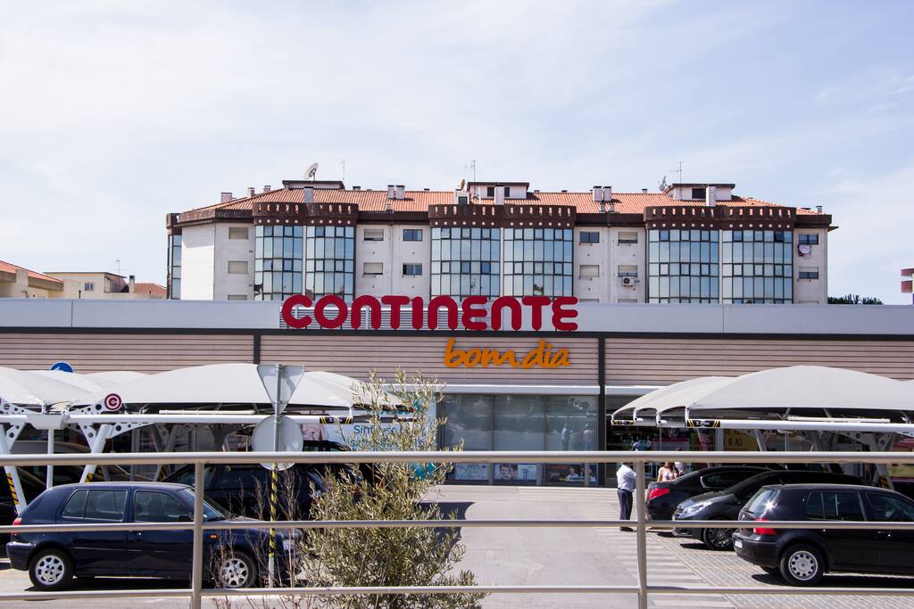Immeuble juste à côté d'un grand Supermarché
