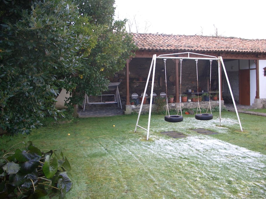 Alpendre-comedor con barbacoa