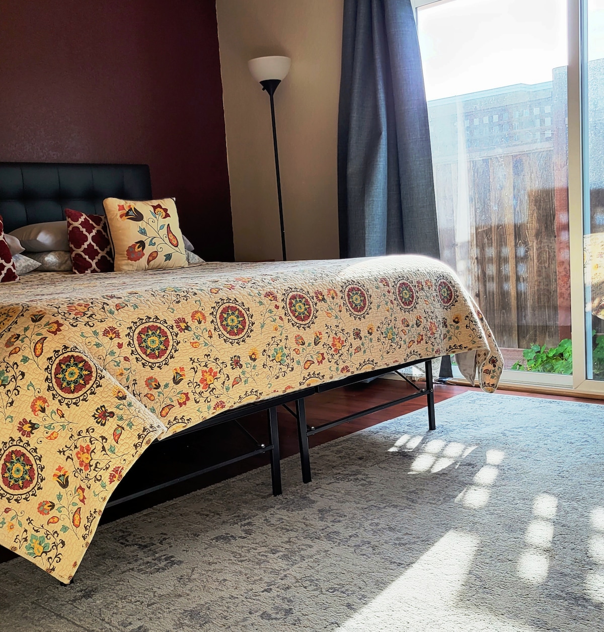 Hauptschlafzimmer mit einem Kingsize-Bett