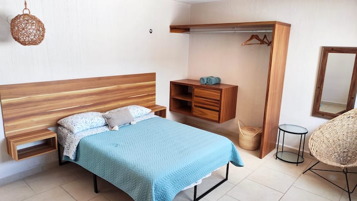 Habitación 3, con baño, aire acondicionado, persianas dobles, escritorio.