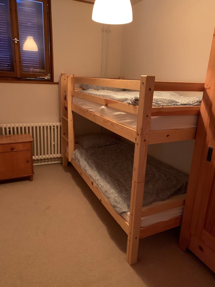 Ხის საწოლი და პატარა კარადა