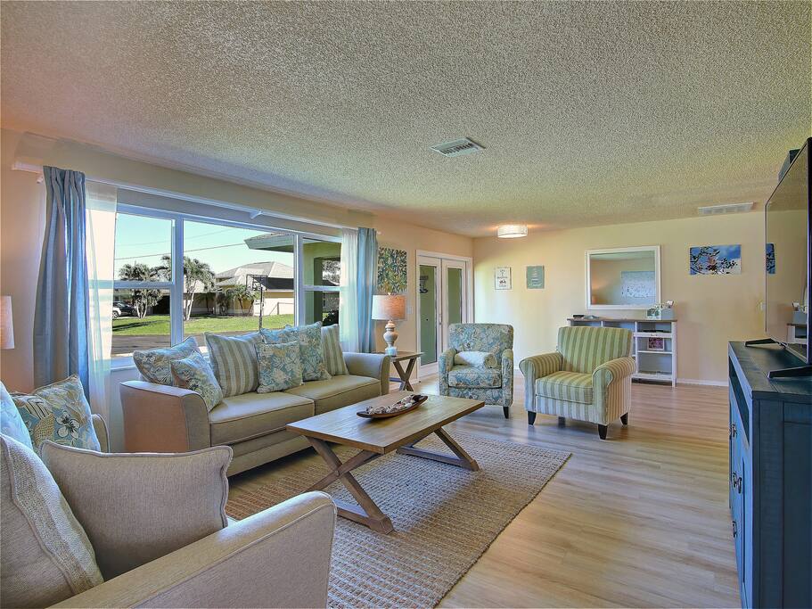 Cozy and Spacious Living Room