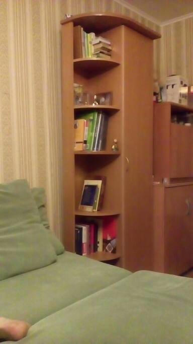 Книжная полка в зале