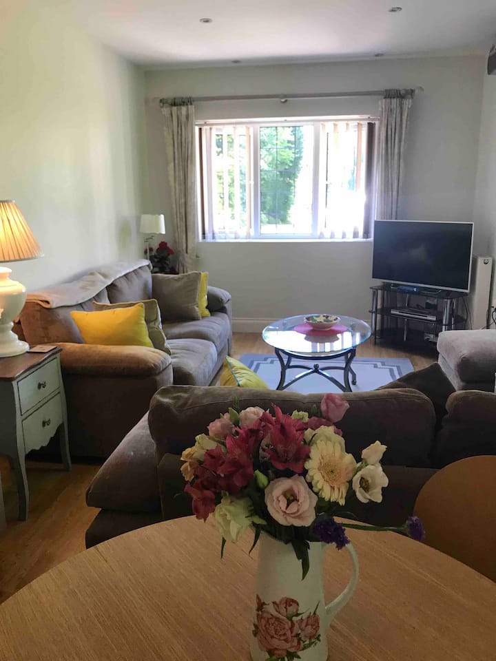 The Lodge: Near City Centre, Venues, Hospitals - Howletts Wild Animal Park