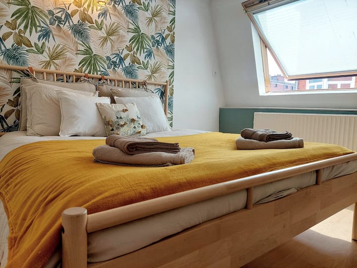 2ème étage : Chambre MOUSSE
Chambre coté rue à côté de la salle de bain avec baignoire et table à langer.
Chambre idéal pour les jeunes parents.