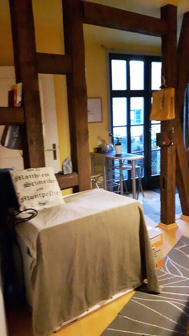ein romantisches Fachwerk trennt das Zimmer