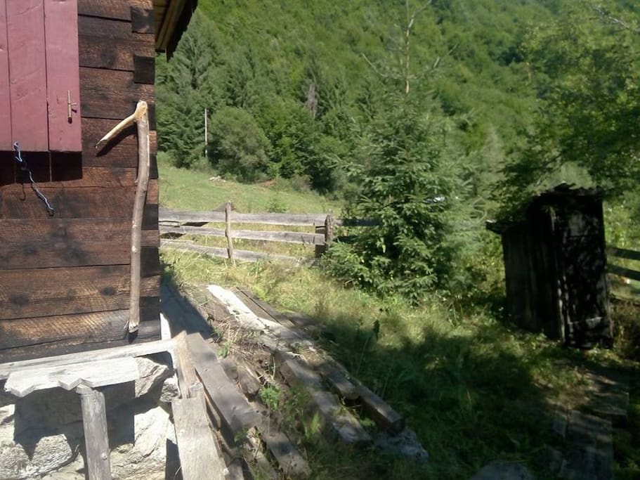 Outdoor composting toilet