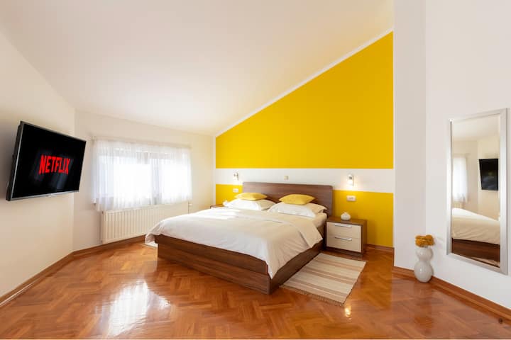 55英寸4K智能电视、空调、配备100%天然乳胶床垫的加大双人床、奢华的埃及棉床单。