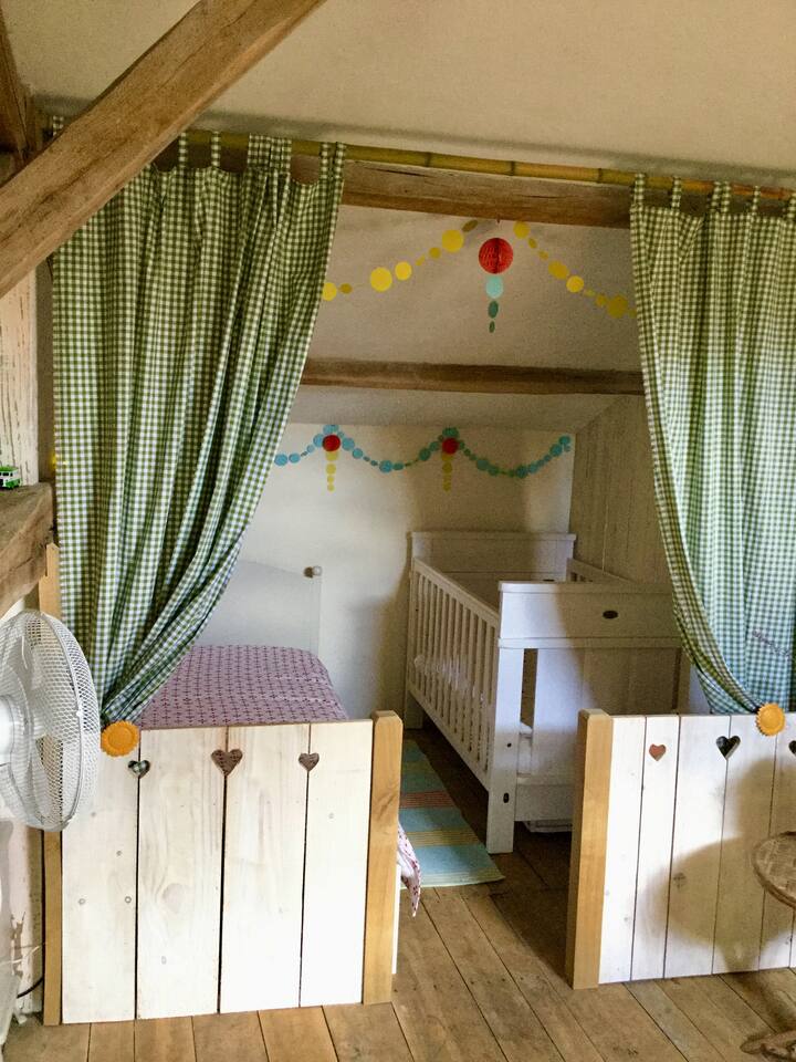 Rincón para dormir para niños con cama y cuna